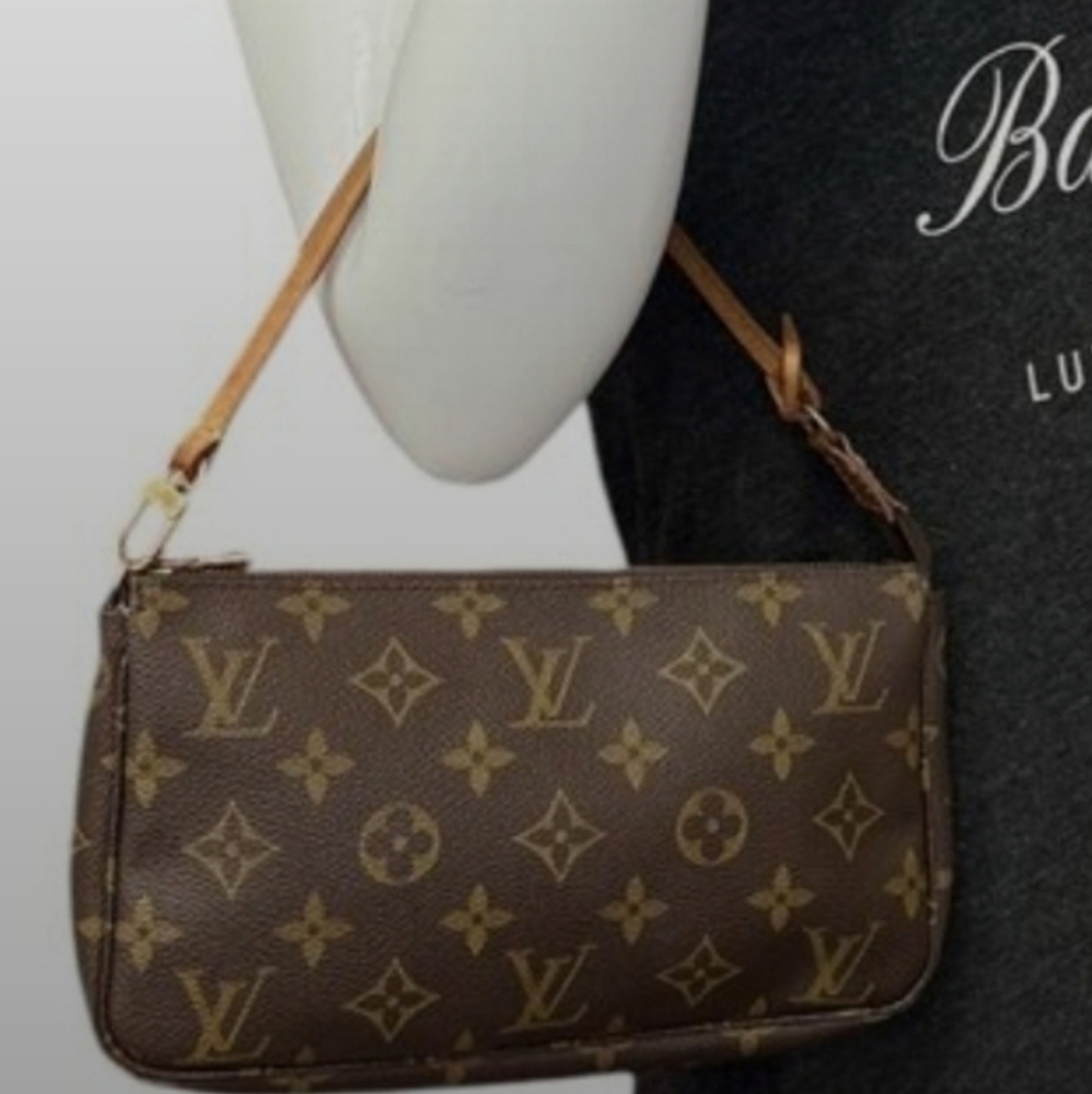 Louis Vuitton Aurh Bag. Used 3x. Reposhing To Buy Bigger One. 8 L 5 H.